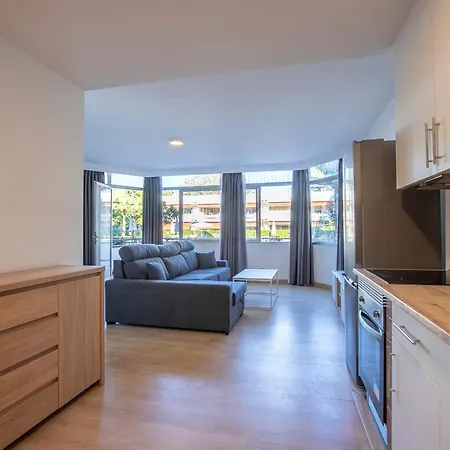 Charming Puerto Cruz, Terrace & Pool Access Apartment