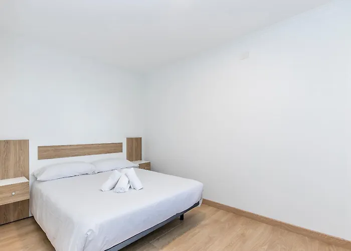 Charming Puerto Cruz, Terrace & Pool Access Apartment *